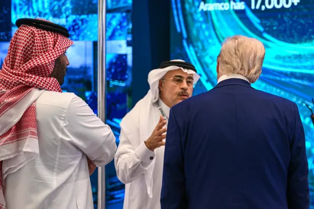 الرئيس الأميركي دونالد ترمب وبجانبه ولي العهد الأمير محمد بن سلمان يتحدث إلى الرئيس التنفيذي لـ«أرامكو» أمين الناصر (أ.ف.ب)