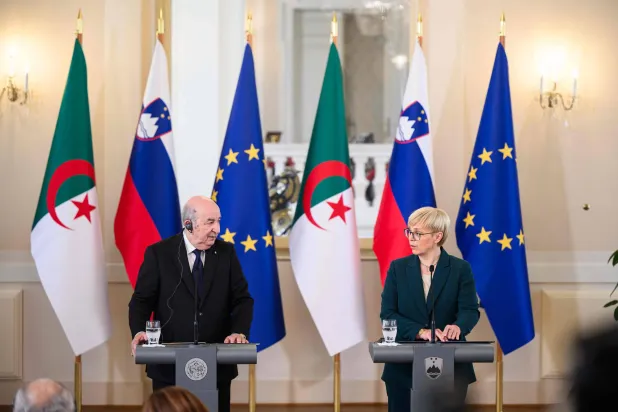 الرئيس تبون خلال المؤتمر الصحافي المشترك مع نظيرته السلوفينية ناتاشا بيرتس موسار (أ.ف.ب)