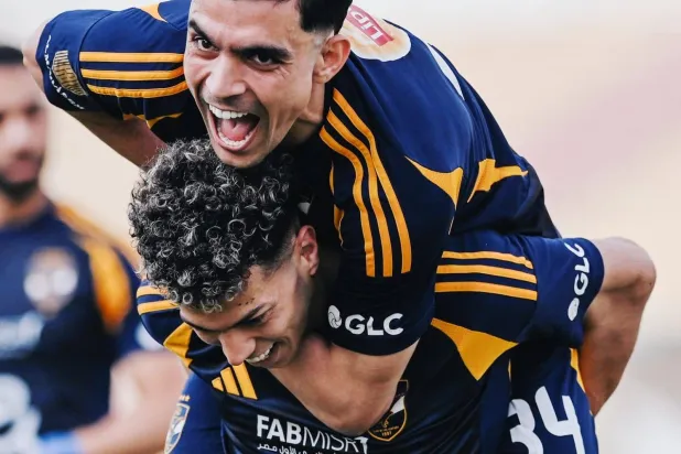 أشرف بن شرقي وإمام عاشور يحتفلان بهدف الفوز على سيراميكا (النادي الأهلي)