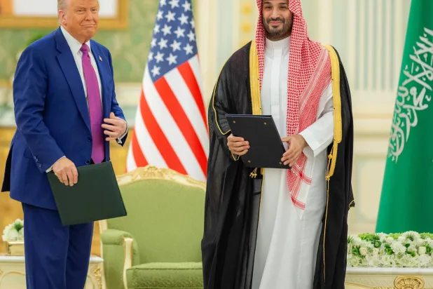 ولي العهد السعودي والرئيس الأميركي عقب توقيع وثيقة الشراكة الاقتصادية الاستراتيجية (واس)