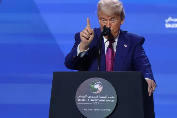 الرئيس الأميركي دونالد ترمب يُلقي خطاباً في منتدى الاستثمار السعودي - الأميركي في الرياض اليوم (إ.ب.أ)