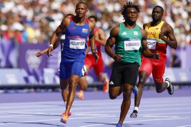 الكونغولي دومينيك لاسكوني مولامبا (يسار) في أولمبياد باريس (رويترز)