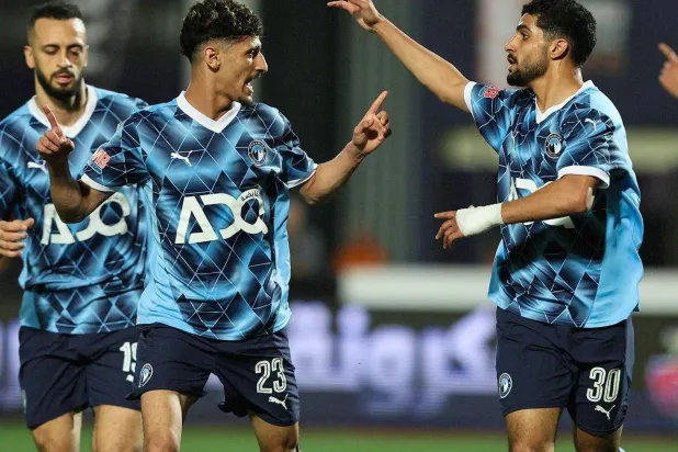 إبراهيم عادل (يمين) يحتفل مع زملائه بهدف الفوز على الزمالك (نادي بيراميدز)