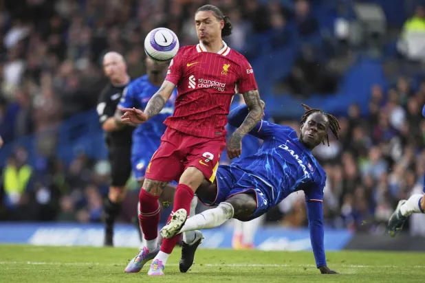 تأكيد عقوبة داروين نونيز لاعب ليفربول وزملائه (أ.ب)