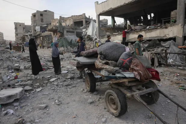 فلسطينيون يزيلون الأنقاض والحطام بعد غارات إسرائيلية ليلية في جباليا في شمال قطاع غزة، 12 مايو 2025 (أ.ف.ب)