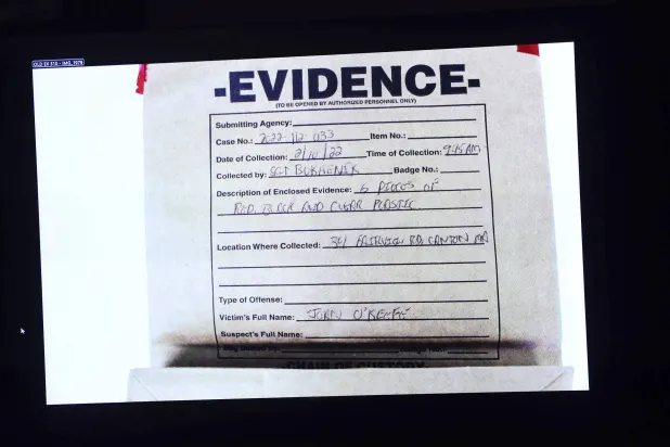 البصمة التي دلت على القاتل وجدت ضمن علبة تحوي أدلة (أ.ب)