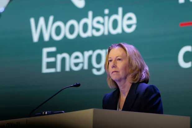 الرئيسة التنفيذية لـ«وودسايد» ميغ أونيل تتحدث خلال الجمعية العمومية للشركة (رويترز)