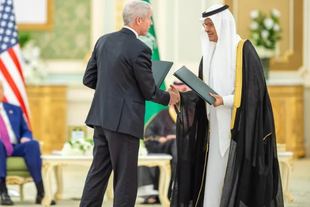 وزير الطاقة السعودي الأمير عبدالعزيز بن سلمان يصافح نظيره الأميركي كريس رايت بعد توقيع مذكرة التفاهم (واس)