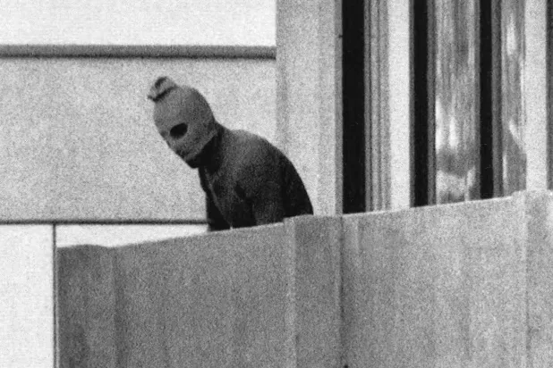 أحد منفّذي عملية ميونيخ يطلّ من مقر البعثة الإسرائيلية بالقرية الأولمبية (أرشيفية-أ.ب)