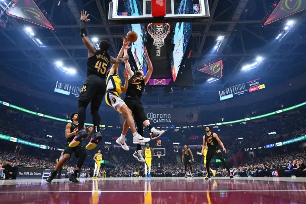 حسم إنديانا بايسرز تأهله إلى نهائي المنطقة الشرقية بعدما قلب تأخره أمام مضيفه كليفلاند كافالييرز (أ.ف.ب) 