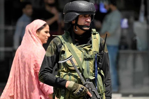 جندي هندي يقف حارساً بشارع في سريناغار في 14 مايو (أ.ف.ب)