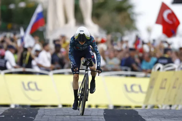 سيصعد المتسابقون تل مونمارتر ويمرون بجوار كاتدرائية القلب المقدس بباريس (رويترز)