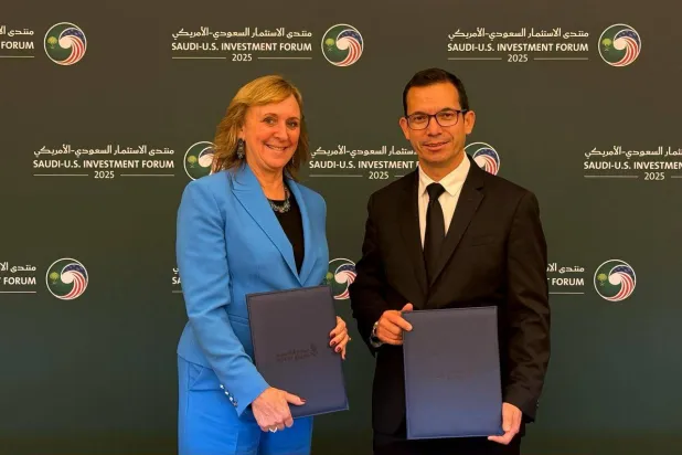 الرئيس التنفيذي المكلف لـ«شركة تطوير مطار الملك سلمان الدولي» ورئيسة مجلس الإدارة الرئيسة التنفيذية لـ«بارسونز»... (الشرق الأوسط)