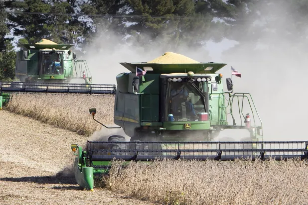 معدة تحصد محصول فول الصويا في ولاية نبراسكا الأميركية (أ.ب)