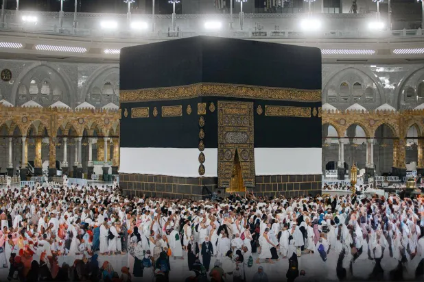 رفع كسوة الكعبة المشرفة استعداداً لموسم الحج (الهيئة العامة للعناية بشؤون الحرمين)