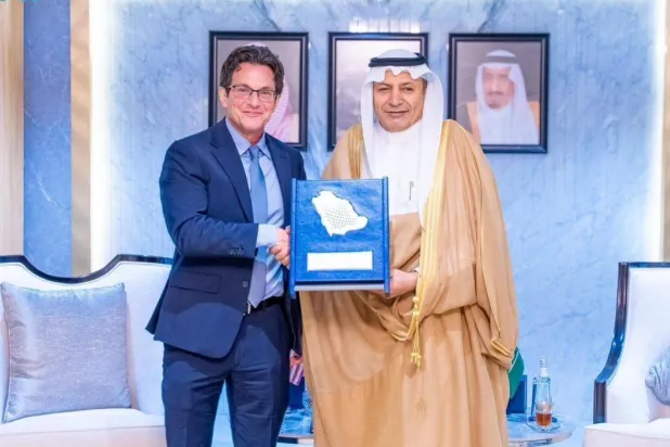 رئيس اتحاد الغرف السعودية حسن الحويزي إلى جانب الرئيس التنفيذي لمجلس الأعمال السعودي - الأميركي تشارلز حلّاب (واس)