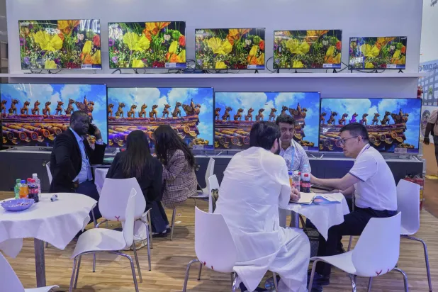 زوار لمعرض كانتون الصيني الذي عقد في مدينة غوانغزو الشهر الماضي (أ.ب)