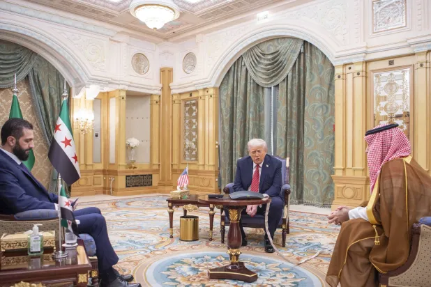 الرئيس السوري أحمد الشرع يلتقي الرئيس الأميركي دونالد ترمب وولي العهد السعودي الأمير محمد بن سلمان في الرياض (أ.ب)