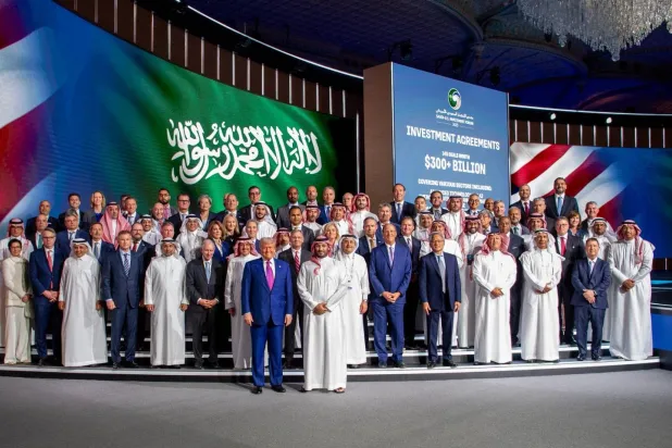 صورة تجمع الرئيس ترمب وولي العهد السعودي مع الشركات الموقعة للاتفاقيات الاستثمارية في منتدى الاستثمار السعودي-الأميركي (الشرق الأوسط)