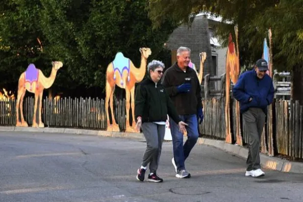 المشي لمدة 15 دقيقة بعد الأكل لا يفيد فقط من يعانون من مشكلات صحية مثل مقاومة الإنسولين أو مرحلة ما قبل السكري بل هو مفيد لكل الأشخاص (أ.ب)