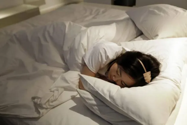 يعد النوم عملية استعادة حيوية أساسية لصحة الإنسان وإنتاجيته (رويترز)