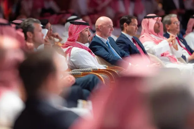 رؤساء شركات الذكاء الاصطناعي الأميركية بجوار ولي العهد السعودي الأمير محمد بن سلمان أثناء كلمة ترمب في المنتدى الاستثماري بالرياض (واس)