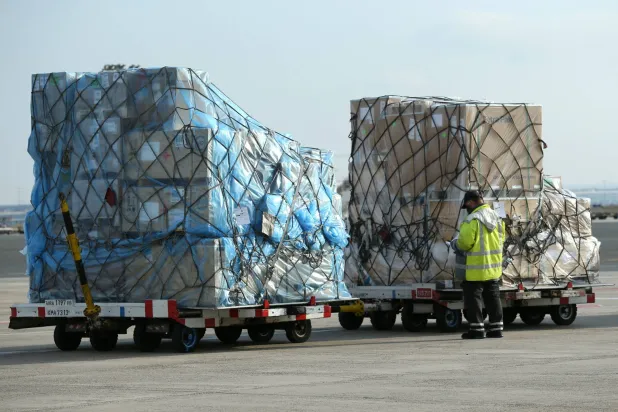 شحنات بضائع في مطار فرنكفورت في ألمانيا (رويترز)