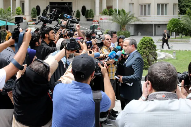 عراقجي يتحدث للصحافيين على هامش اجتماع الحكومة اليوم (الرئاسة الإيرانية)