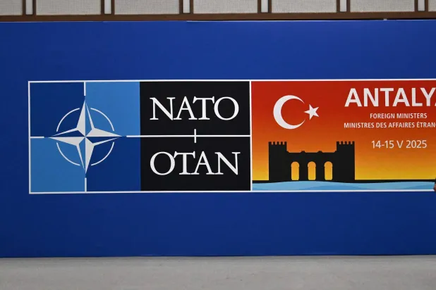 لافتة كبيرة أمام القاعة الرئيسية لاجتماع وزراء خارجية الناتو في أنطاليا جنوب تركيا (أ.ف.ب)