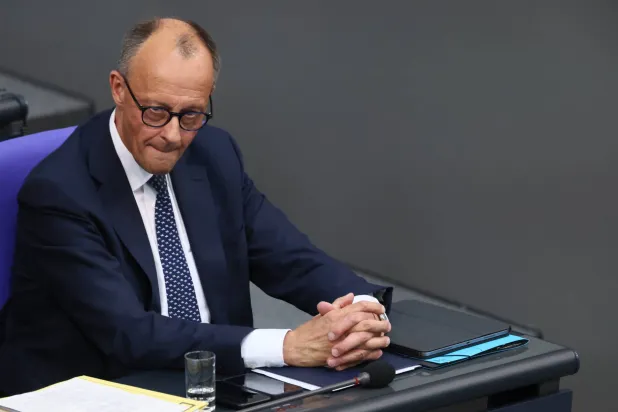 المستشار الألماني فريدريش ميرتس بعد إلقائه خطابه خلال جلسة للبرلمان الألماني «البوندستاغ» في برلين 14 مايو 2025 (إ.ب.أ)