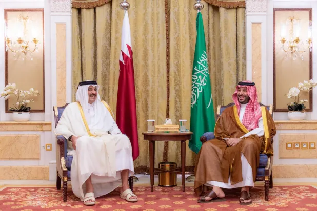 ولي العهد السعودي الأمير محمد بن سلمان مستقبلاً أمير دولة قطر الشيخ تميم بن حمد في الرياض الأربعاء (واس)