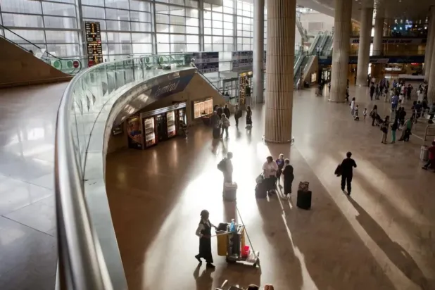 حركة الملاحة في مطار بن غوريون توقفت في أثناء اعتراض الصاروخ (أ.ب)