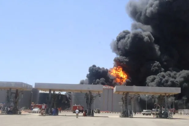 دخان وحرائق جراء القصف الذي تعرَّض له مخزن للوقود في بورتسودان (رويترز)