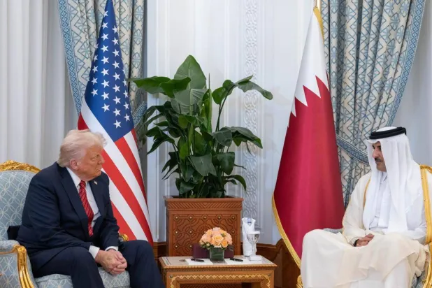 الرئيس الأميركي دونالد ترمب وأمير قطر الشيخ تميم بن حمد آل ثاني في الديوان الأميري بالدوحة (الديوان الأميري القطري)