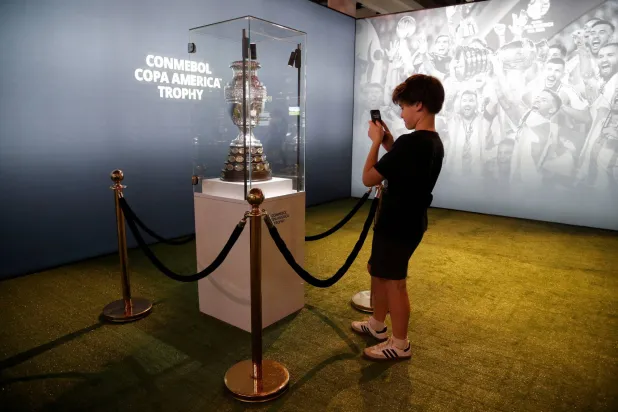 كثير من الأطفال بباراغواي يحلمون برؤية منتخب بلادهم يلعب في كأس العالم (رويترز)