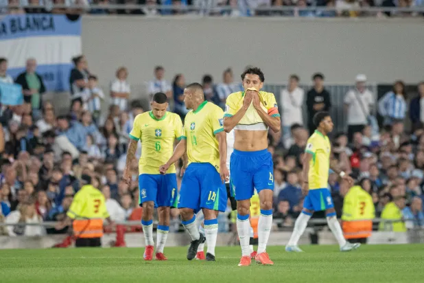لاعبو البرازيل ينتظرون إنتفاضة مع أنشيلوتي بعد شعور الحسرة لهزيمتهم الاخيرة امام الارجنتين (غيتي) 