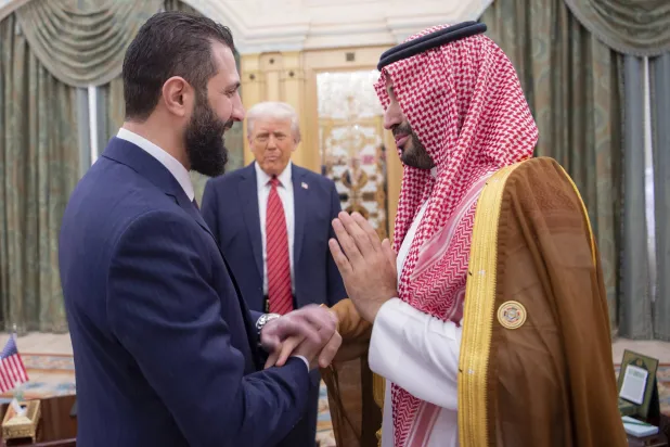 ولي العهد السعودي الأمير محمد بن سلمان يصافح الرئيس السوري أحمد الشرع في حضور الرئيس الأميركي دونالد ترمب (أ.ب)