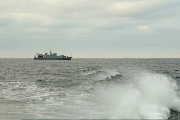 سفينة إستونية تقوم بدوريات بالقرب من البنية التحتية تحت سطح البحر بخليج فنلندا في بحر البلطيق (رويترز)