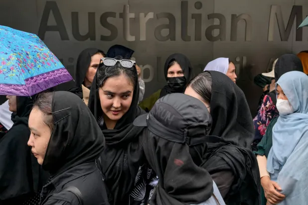 نظّم لاجئون من دول مثل أفغانستان والعراق والشرق الأوسط وأفريقيا احتجاجاً أمام السفارة الأسترالية بعد تظاهرهم سابقاً أمام مكتب تمثيل مفوضية الأمم المتحدة لشؤون اللاجئين في جاكرتا في 14 مايو 2025 مطالبين بإعادة توطينهم فوراً في أستراليا قبل ساعات من وصول رئيس الوزراء الأسترالي أنتوني ألبانيز إلى إندونيسيا (أ.ف.ب)