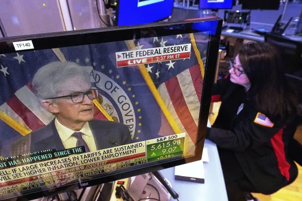 عرض المؤتمر الصحافي لرئيس «الاحتياطي الفيدرالي» جيروم باول على شاشة في بورصة نيويورك (أ.ب)