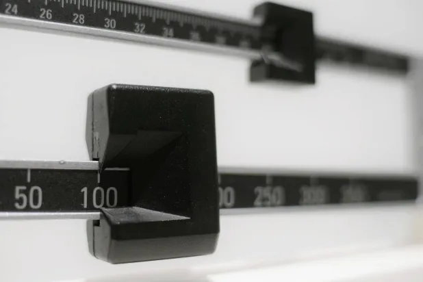 قد تدفعنا الضغوط النفسية إلى الإكثار من تناول الأطعمة العالية بالدهون والسكريات بحثاً عن شعور سريع بالراحة لكن هذا السلوك يرتبط غالباً بزيادة الوزن على المدى البعيد (أ.ب)