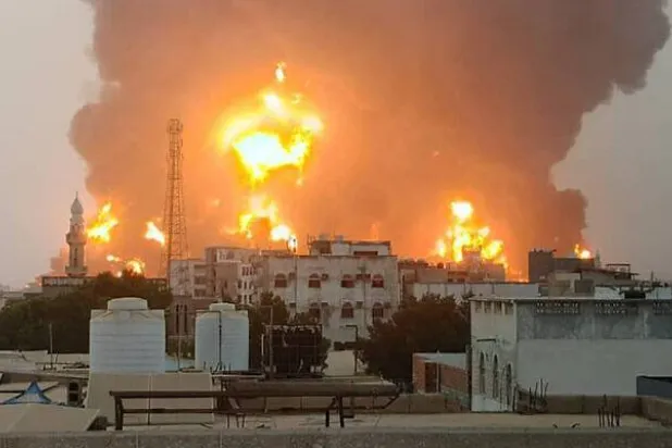 حرائق خزانات الوقود في ميناء الحديدة إثر غارات جوية (أ.ف.ب)