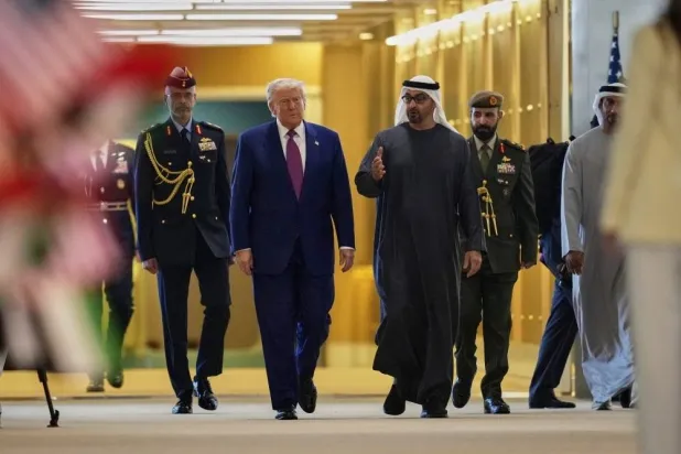 الشيخ محمد بن زايد رئيس دولة الإمارات يستقبل الرئيس الأميركي دونالد ترمب بمطار الرئاسة في أبوظبي الخميس (أ.ب)