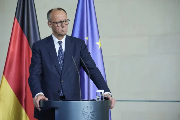 المستشار الألماني فريدريش ميرتس خلال مؤتمر صحافي مشترك في المستشارية ببرلين يوم 14 مايو 2025 (أ.ب)