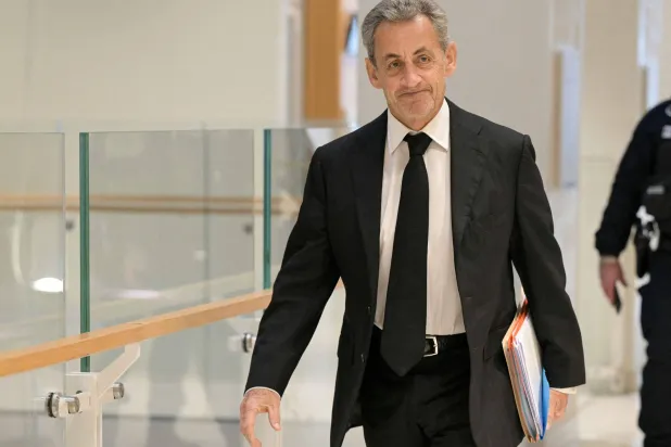 الرئيس الأسبق نيكولا ساركوزي يصل إلى محكمة باريس في يناير 2025 لبدء محاكمته بتهمة قبول تمويل غير قانوني للحملة الانتخابية في اتفاق مزعوم مع الزعيم الليبي الراحل معمر القذافي (أ.ف.ب)