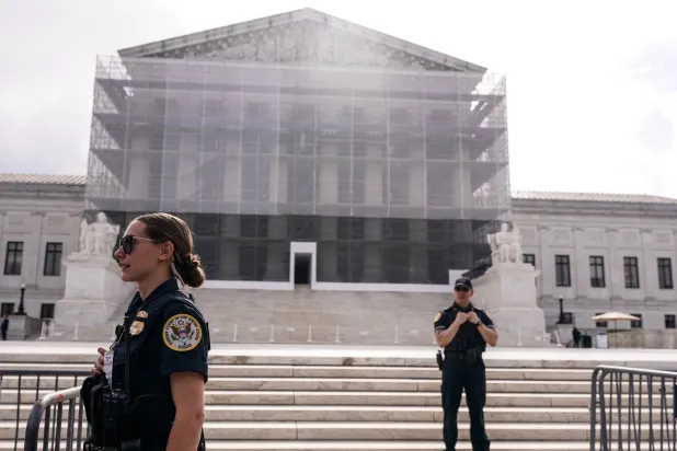 ضباط شرطة يقفون حراساً خارج المحكمة العليا الأميركية في العاصمة واشنطن يوم 15 مايو 2025 (رويترز)