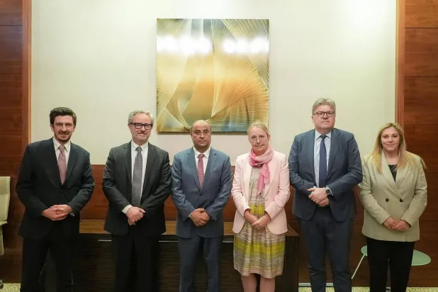 رئيس الوزراء اليمني خلال لقاء وفد الاتحاد الأوروبي في الرياض (سبأ)