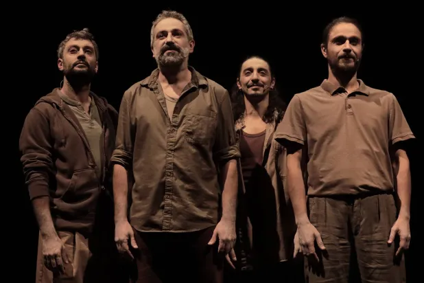 أبطال مسرحية «غسق» على الخشبة (مكتب إعلام المسرحية)