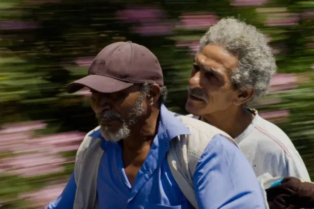 جمال هنداوي يحبث عن «السترة» (بلوتو فيلم)