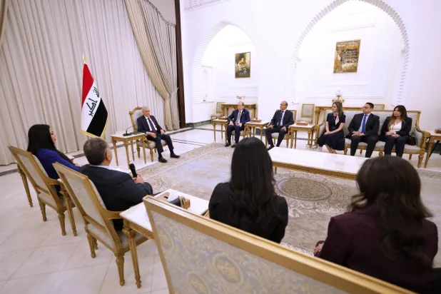 الرئيس العراقي خلال حوار مع عدد من الصحافيين المرافقين لوفد الجامعة العربية في «قمة بغداد» (الرئاسة العراقية)